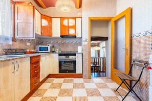 Frigorifero, microonde, forno, piano cottura