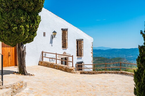 Rural House 'Rosa de los Vientos' with Sea Views, Private Terrace and Wi-Fi