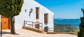 Rural House 'Rosa de los Vientos' with Sea Views, Private Terrace and Wi-Fi