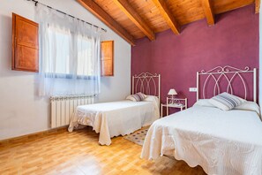 5 bedrooms, iron/ironing board, free WiFi, bed sheets