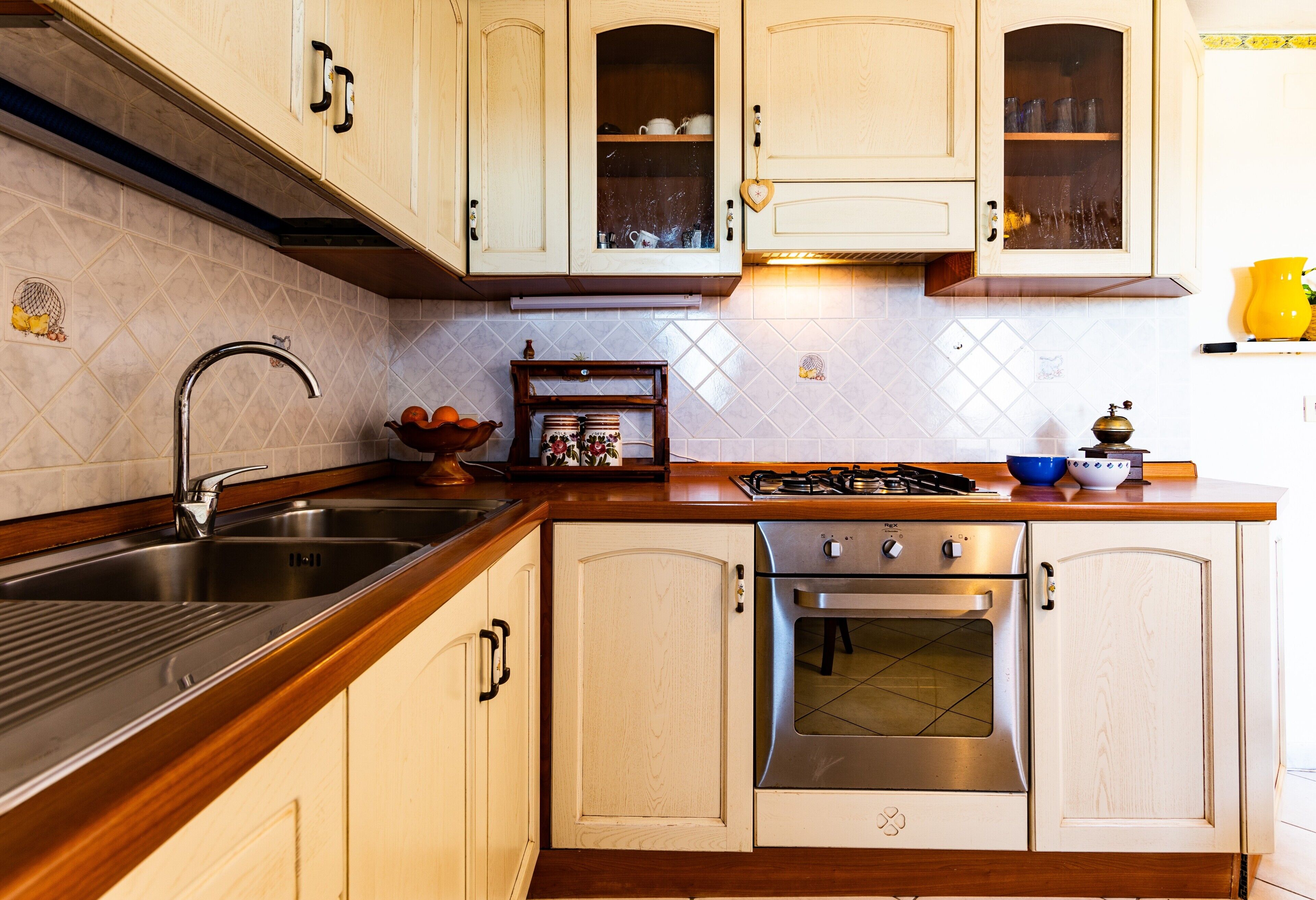 Een koelkast, een kookplaat, een koffiezetapparaat/waterkoker