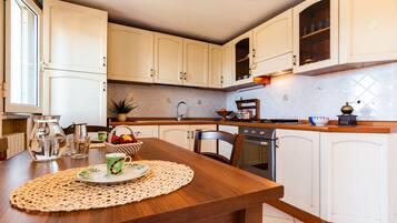 Een koelkast, een kookplaat, een koffiezetapparaat/waterkoker