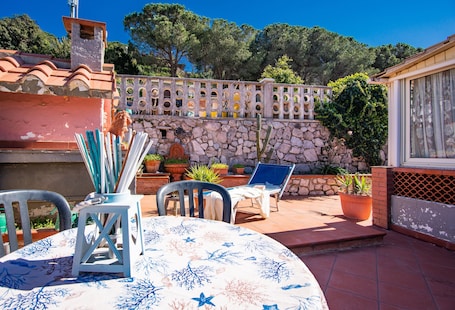 Outdoor dining. Apartment 'Anita' with Sea View, Private Terrace and Wi-Fi