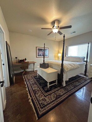 3 bedrooms, iron/ironing board, WiFi, bed sheets - Your biggest little home away from home (Reno)