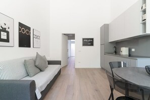 Living area - GuestHost - Cozy apartment of about 40 square meters located on the ground floor with entrance door and windows overlooking the street.The property is located in a strategic area, a few minutes walk from the Gerusalemme and Domodossola metro stops (l (Milano)
