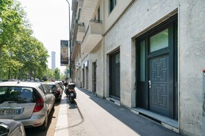 Exterior - GuestHost - Cozy apartment of about 40 square meters located on the ground floor with entrance door and windows overlooking the street.The property is located in a strategic area, a few minutes walk from the Gerusalemme and Domodossola metro stops (l (Milano)