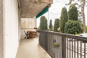 Outdoor dining - GuestHost - Cozy 80 sqm apartment located on the first floor of a building with a lift, ideal for hosting up to 6 people.Located in Garda, the accommodation boasts a strategic position: the beach is just a 2-minute walk away, while the city center can be (Garda)