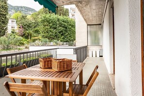 Outdoor dining - GuestHost - Cozy 80 sqm apartment located on the first floor of a building with a lift, ideal for hosting up to 6 people.Located in Garda, the accommodation boasts a strategic position: the beach is just a 2-minute walk away, while the city center can be (Garda)