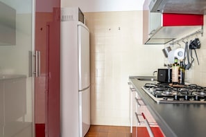 Tetera eléctrica y utensilios de cocina