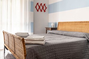 3 bedrooms, desk