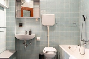 Shower, bidet, toilet paper - GuestHost - Cozy 80 sqm apartment located on the first floor of a building with a lift, ideal for hosting up to 6 people.Located in Garda, the accommodation boasts a strategic position: the beach is just a 2-minute walk away, while the city center can be (Garda)