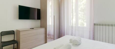 2 bedrooms, iron/ironing board, WiFi