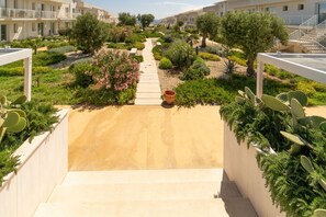 Property grounds - The accommodation (on the ground floor: a step at the entrance) is organized as follows:- LIVING ROOM with KITCHENETTE (induction hob, fridge, freezer, oven, microwave, kettle, wine glasses and kitchenware), dining table, double sofa bed and flat-screen  (Pachino)