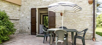 Charming independent farmhouse of about 100 sqm, perfect for 4 people, structured on two levels (second floor accessible by stairs).The property is a Rustico dating back to the 19th century, completely renovated, and is located in the heart of Val Metaur