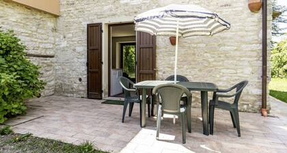 Charming independent farmhouse of about 100 sqm, perfect for 4 people, structured on two levels (second floor accessible by stairs).The property is a Rustico dating back to the 19th century, completely renovated, and is located in the heart of Val Metaur
