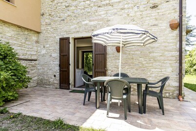 Charming independent farmhouse of about 100 sqm, perfect for 4 people, structured on two levels (second floor accessible by stairs).The property is a Rustico dating back to the 19th century, completely renovated, and is located in the heart of Val Metaur