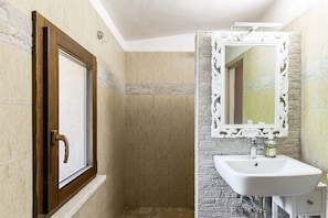 Douche, sĂšche-cheveux, bidet, serviettes fournies