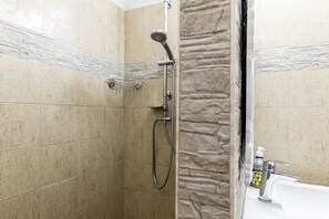 Dusche, Haartrockner, Bidet, Handtücher