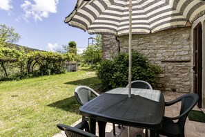 Outdoor dining - Charming independent farmhouse of about 100 sqm, perfect for 4 people, structured on two levels (second floor accessible by stairs).The property is a Rustico dating back to the 19th century, completely renovated, and is located in the heart of Val Metaur (Fossombrone)