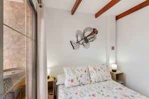 1 habitación, tabla de planchar con plancha, wifi gratis y ropa de cama