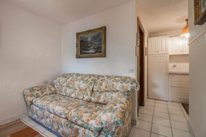 TV - GuestHost - Cozy Flat with Garden & Parking (Porto San Paolo)
