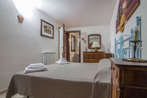 1 habitación, tabla de planchar con plancha, internet y ropa de cama 