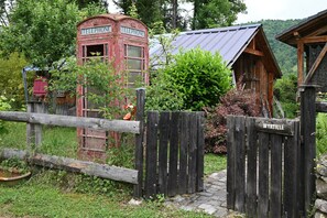 Property grounds - Cabin "Myrtille" with Mountain View, Private Terrace and Garden (Arrien-en-Bethmale)