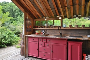 Fridge, microwave, oven, stovetop - Cabin "Myrtille" with Mountain View, Private Terrace and Garden (Arrien-en-Bethmale)