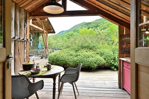 Cabine "Myrtille" avec vue sur la montagne, terrasse privée et jardin privé