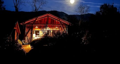 Cabine "Myrtille" avec vue sur la montagne, terrasse privée et jardin privé