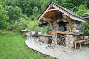 Outdoor dining - Cabin 'Petit Bouddha' with Mountain View, Private Pool and Private Terrace (Arrien-en-Bethmale)