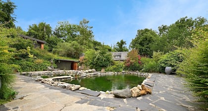 Cabane "Petit Bouddha" avec vue sur les montagnes, bassin et terrasse privée