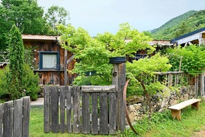 Property grounds - Cabin 'Belle Lune' with Mountain View, Private Terrace and Private Garden (Arrien-en-Bethmale)