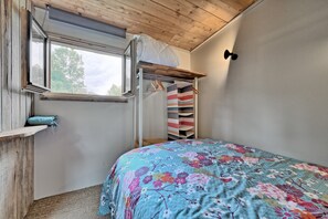 1 bedroom, bed sheets