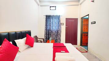 Standard Double Room | Hypo-allergenic bedding, desk, soundproofing, bed sheets