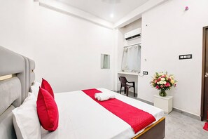 Hypo-allergenic bedding, desk, soundproofing, bed sheets - Hotel A.V Palace Ayodhya (Faizabad)