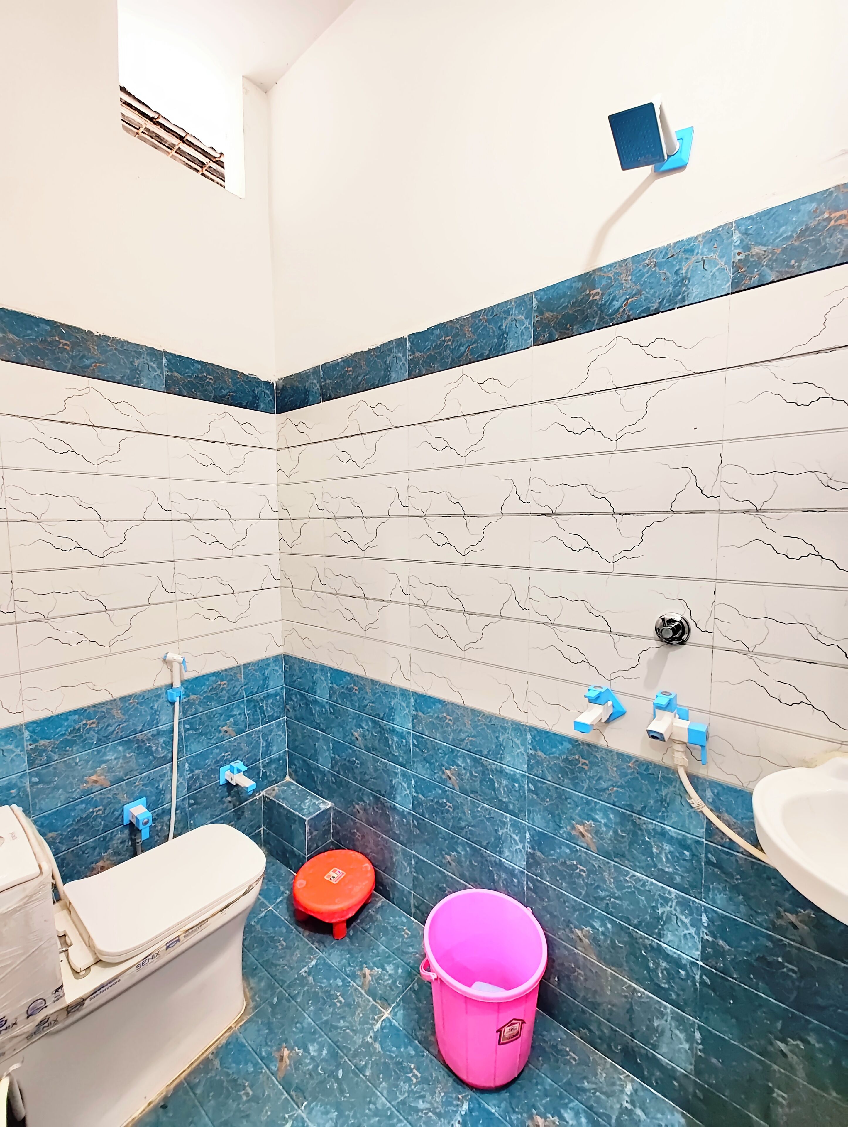 Standard Double Room, Air conditioning | Bathroom | Shower, rainfall showerhead, free toiletries, slippers