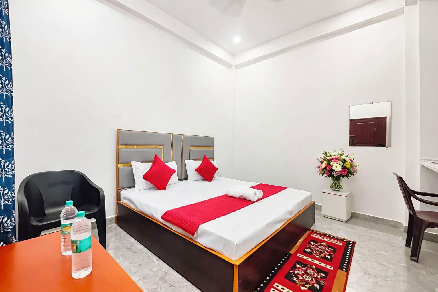 Roupas de cama antialérgicas, escrivaninha, quartos à prova de som