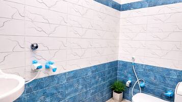 Habitació doble estàndard, aire condicionat | Bany | Dutxa, capçal de dutxa tipus cascada i articles de tocador gratuïts