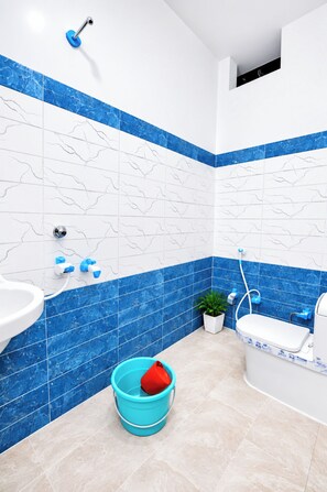 Douche, douche à « effet pluie », articles de toilette gratuits