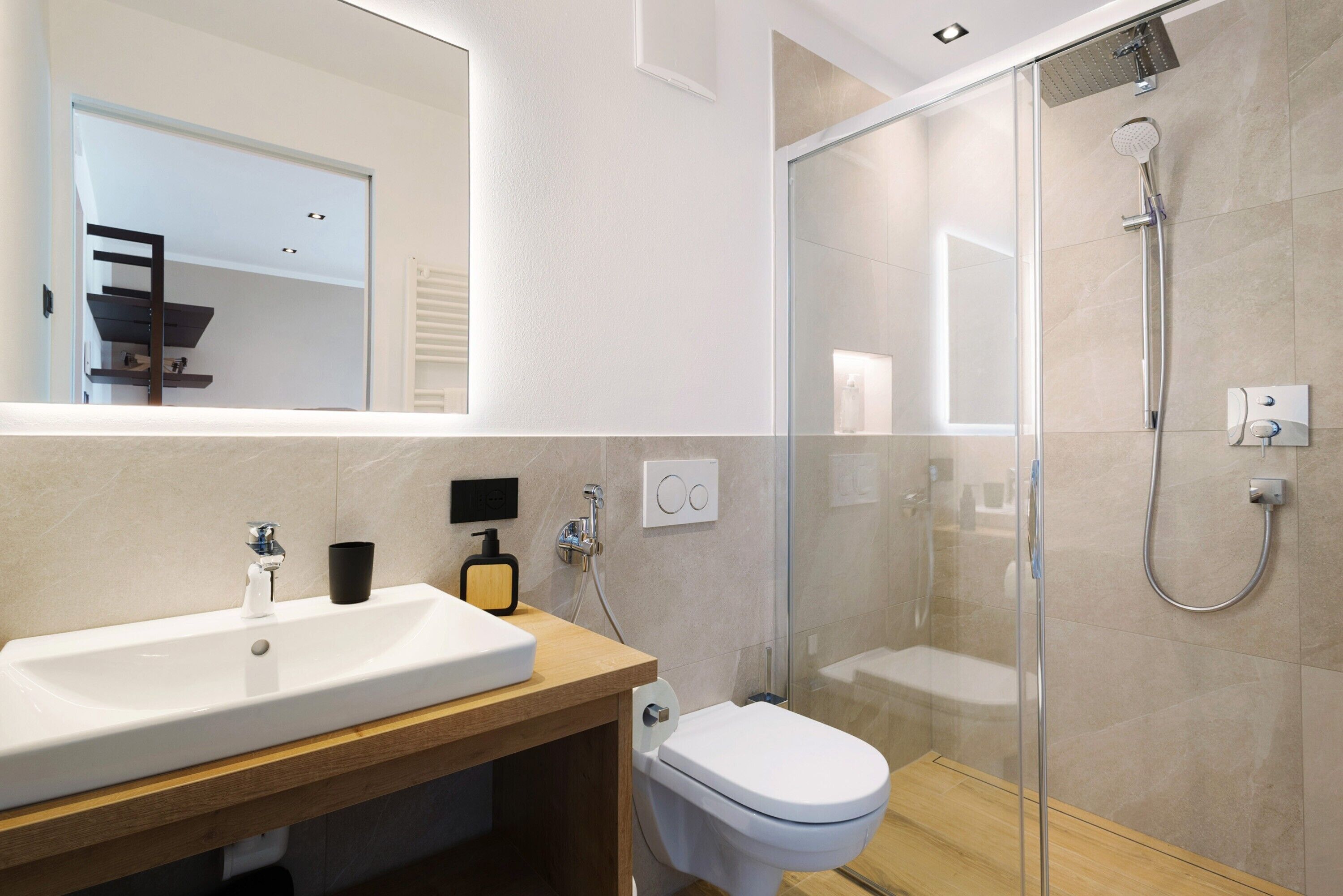 Shower, hair dryer, towels