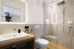 Dusj, hårføner og håndklær