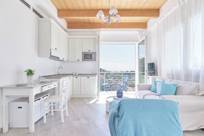 Διαμέρισμα, 2 Υπνοδωμάτια, Κλιματισμός (2 Bedrooms) | Περιοχή καθιστικού | Τηλεοράσεις