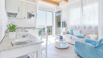 Apartemen, 2 kamar tidur, AC (2 Bedrooms) | Area keluarga | TV