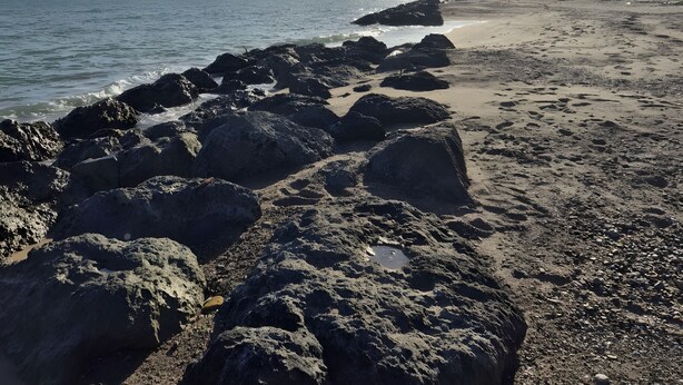 A rocky shoreline with a clear sky and the sun shining. - Villa 'La Conchiglia' with Wi-Fi and Air Conditioning (Licata)