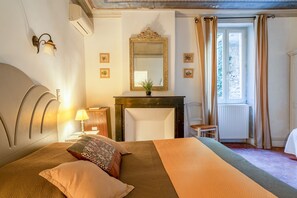 1 bedroom, free WiFi, bed sheets - Chambre "Vieille France" avec piscine, jardin et charme provençal à Collias (Collias)