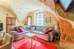 TV, fireplace - Chambre "Vieille France" avec piscine, jardin et charme provençal à Collias (Collias)