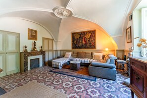 TV, fireplace - Chambre "Vieille France" avec piscine, jardin et charme provençal à Collias (Collias)