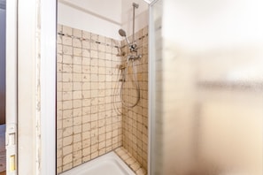 Regadera, secadora de cabello, toallas 