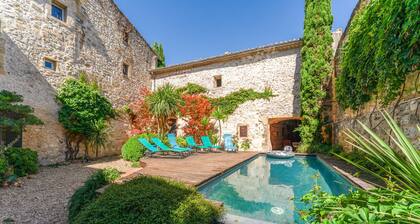 Chambre "Vieille France" avec piscine, jardin et charme provençal à Collias